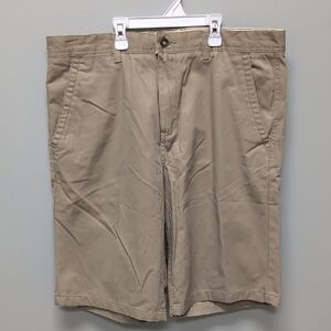 NWT Freeworld Chino Flat Front Casual Shorts with Relaxed Fit. Size 32
